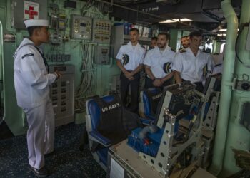 Un destructor de misiles guiados de la Armada de Estados Unidos navegando en alta mar