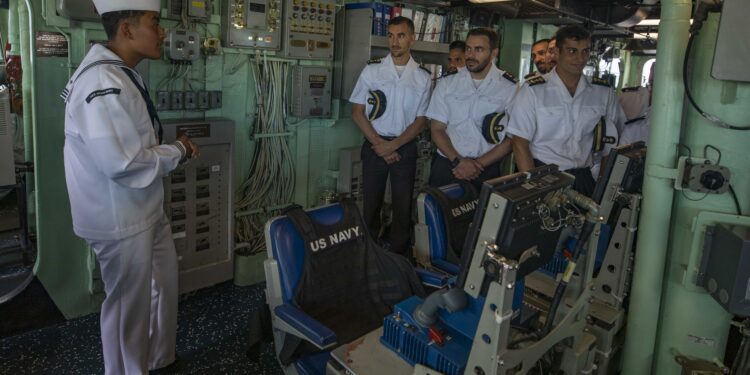 Un destructor de misiles guiados de la Armada de Estados Unidos navegando en alta mar