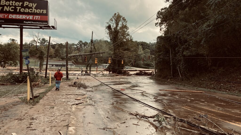 Destrozos y escombros en Asheville, Carolina del Norte, tras el paso del huracán Helene