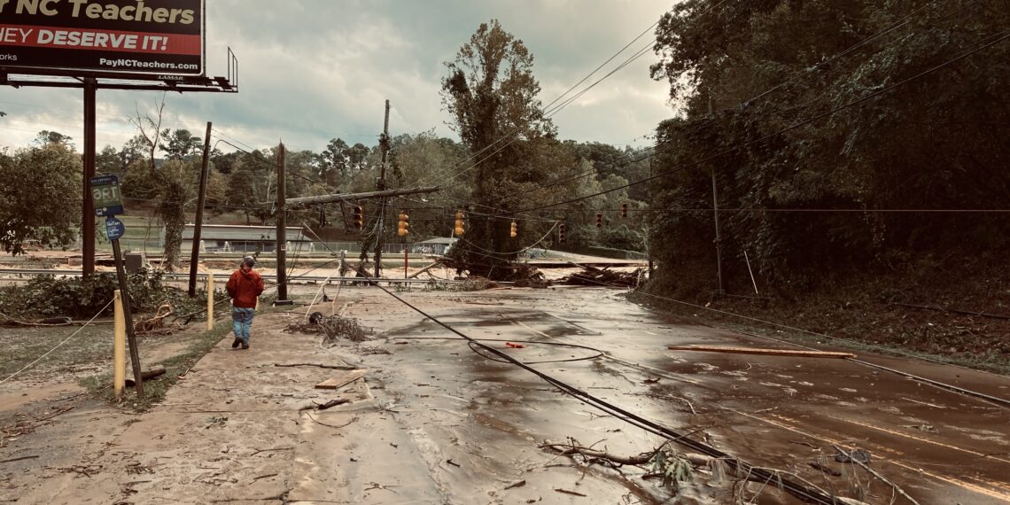 Destrozos y escombros en Asheville, Carolina del Norte, tras el paso del huracán Helene