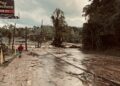 Destrozos y escombros en Asheville, Carolina del Norte, tras el paso del huracán Helene