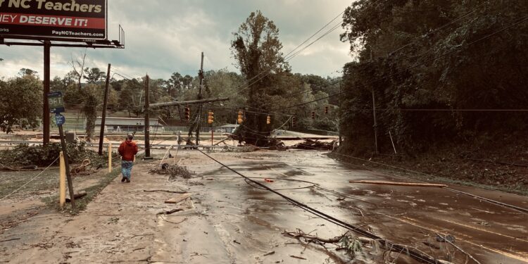 Destrozos y escombros en Asheville, Carolina del Norte, tras el paso del huracán Helene