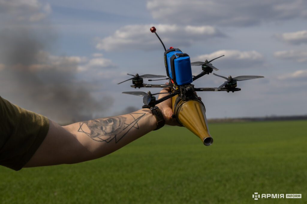 Drones FPV de uso militar ucraniano exhibidos en una mesa