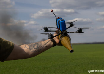 Drones FPV de uso militar ucraniano exhibidos en una mesa