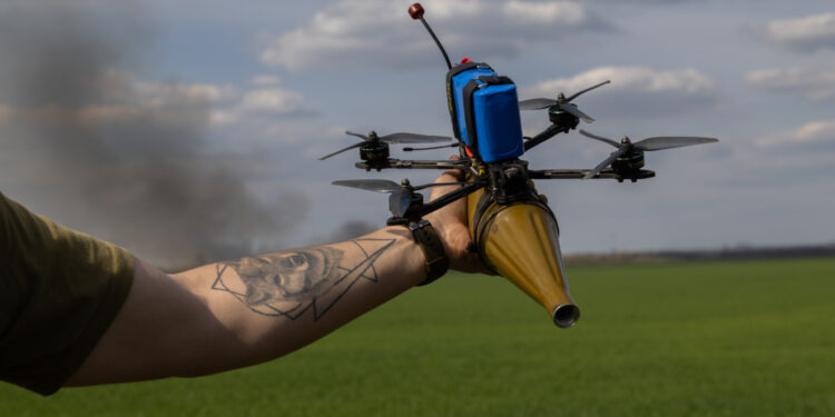 Drones FPV de uso militar ucraniano exhibidos en una mesa