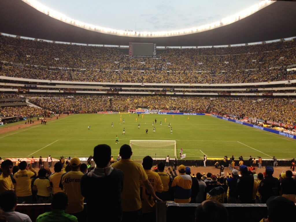 Partido de futbol en el Estadio Azteca de la Ciudad de Mexico