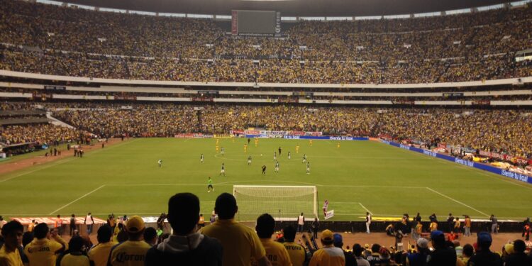 Partido de futbol en el Estadio Azteca de la Ciudad de Mexico