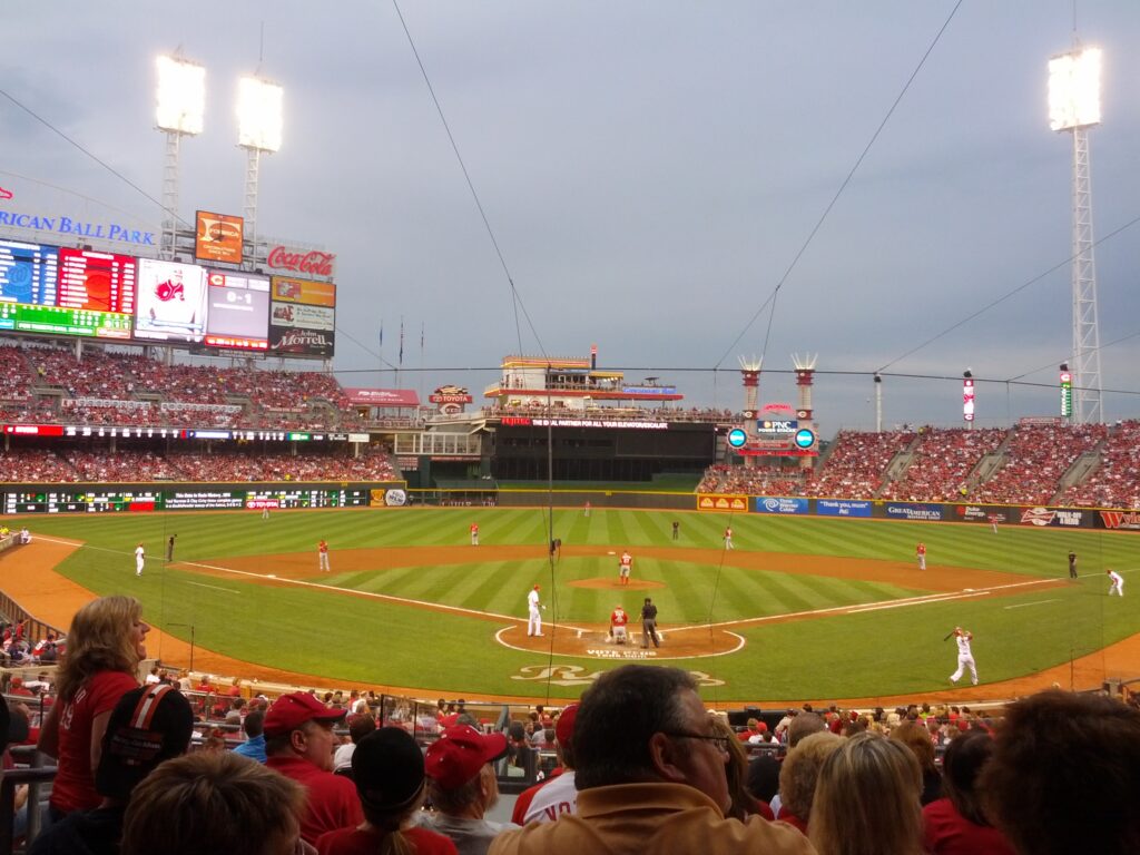 Vista de un estadio de béisbol de las Grandes Ligas desde detrás del home