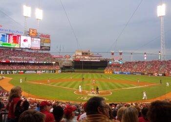 Vista de un estadio de béisbol de las Grandes Ligas desde detrás del home