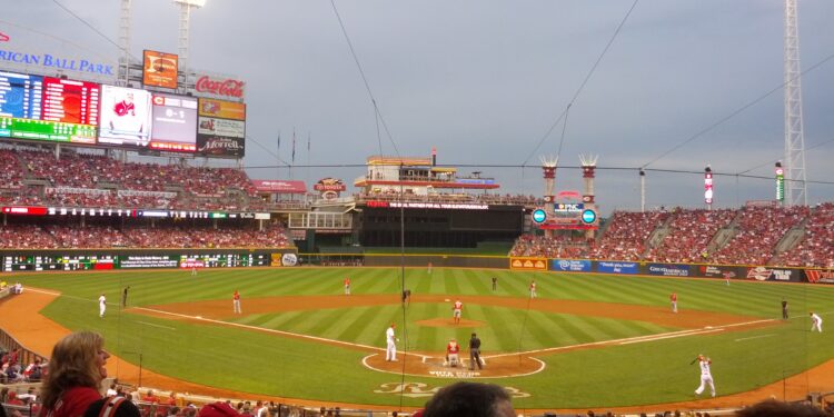 Vista de un estadio de béisbol de las Grandes Ligas desde detrás del home