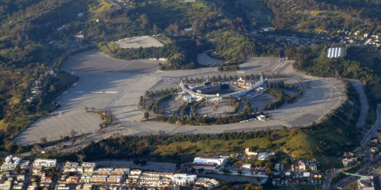Vista aérea del Dodger Stadium, casa de los Dodgers de Los Ángeles