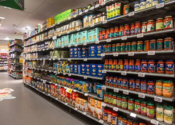 Estantes de productos en un supermercado, en referencia al costo de vida y la inflación