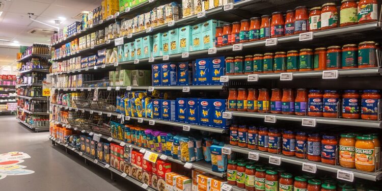 Estantes de productos en un supermercado, en referencia al costo de vida y la inflación