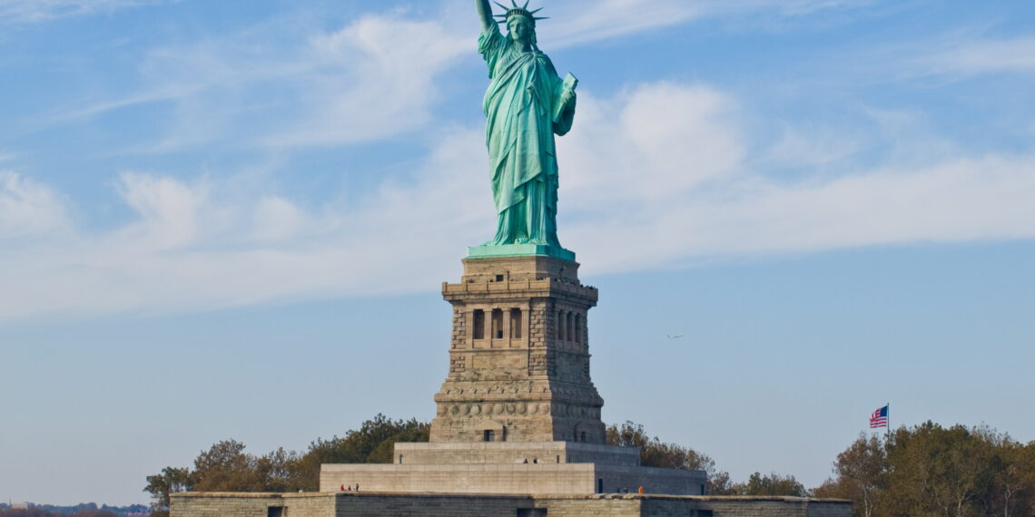 La Estatua de la Libertad en el puerto de Nueva York