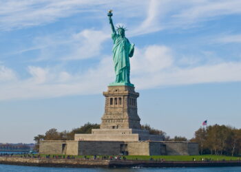 La Estatua de la Libertad en el puerto de Nueva York