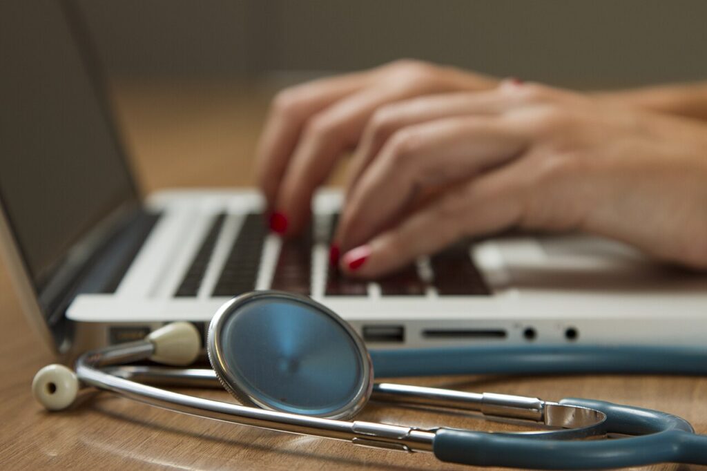 Estetoscopio junto a una computadora portátil, imagen sobre atención médica y seguros de salud