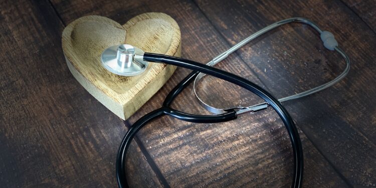 Un estetoscopio médico que representa el costo de los seguros de salud
