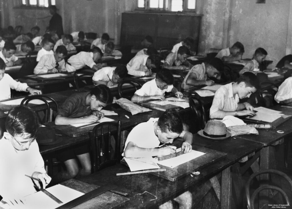Estudiantes realizan un examen dentro de un salón de clases
