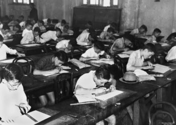Estudiantes realizan un examen dentro de un salón de clases