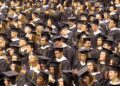 Estudiantes universitarios en una ceremonia de graduación
