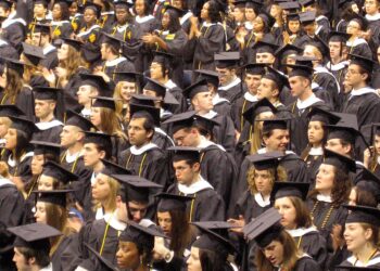 Estudiantes universitarios en una ceremonia de graduación