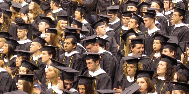 Estudiantes universitarios en una ceremonia de graduación