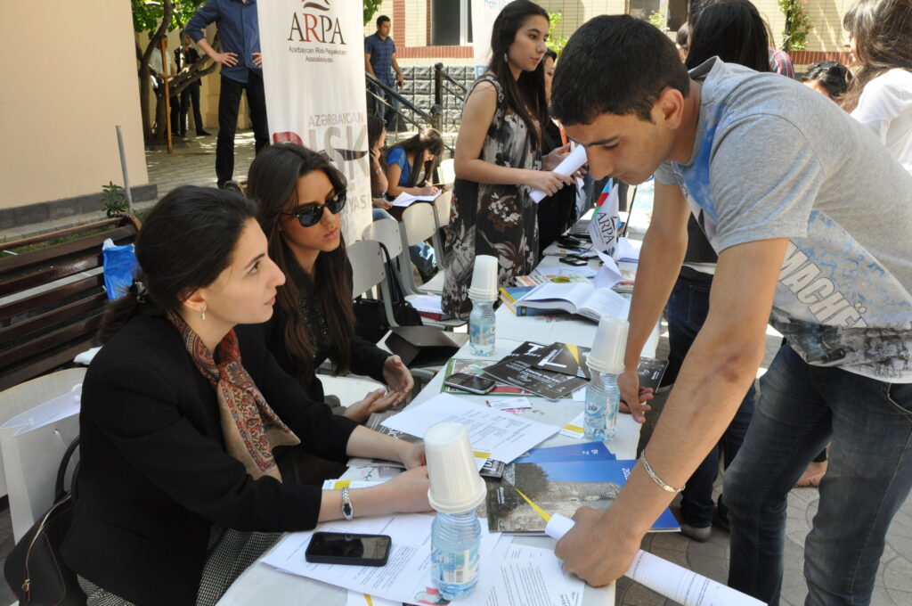 Personas buscando trabajo en una feria de empleo