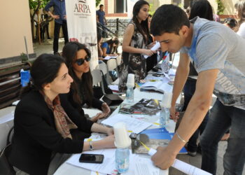 Personas buscando trabajo en una feria de empleo