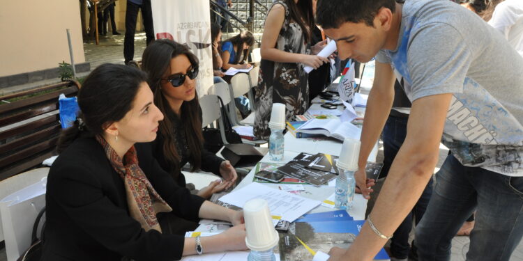 Personas buscando trabajo en una feria de empleo