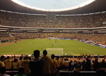Partido de fútbol en un estadio lleno en México