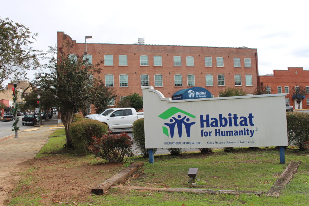 Sede y letrero de Habitat for Humanity