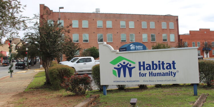 Sede y letrero de Habitat for Humanity