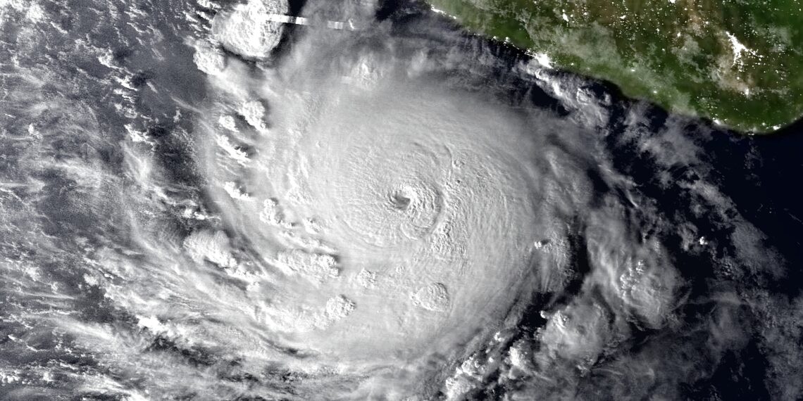 Imagen satelital del huracán Polo, de categoría 5, frente a la costa del Pacífico de México