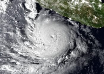 Imagen satelital del huracán Polo, de categoría 5, frente a la costa del Pacífico de México