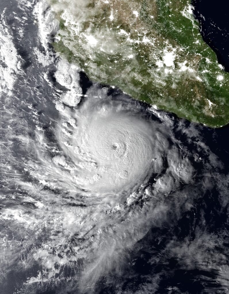 Imagen satelital del huracán Polo, de categoría 5, frente a la costa del Pacífico de México
