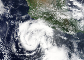 Vista satelital de un huracán sobre el océano