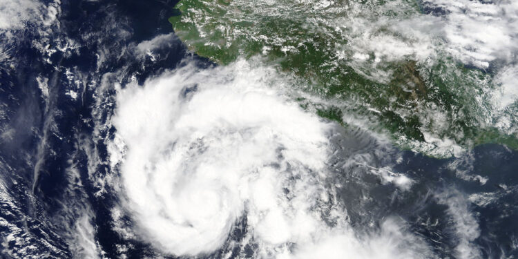 Vista satelital de un huracán sobre el océano
