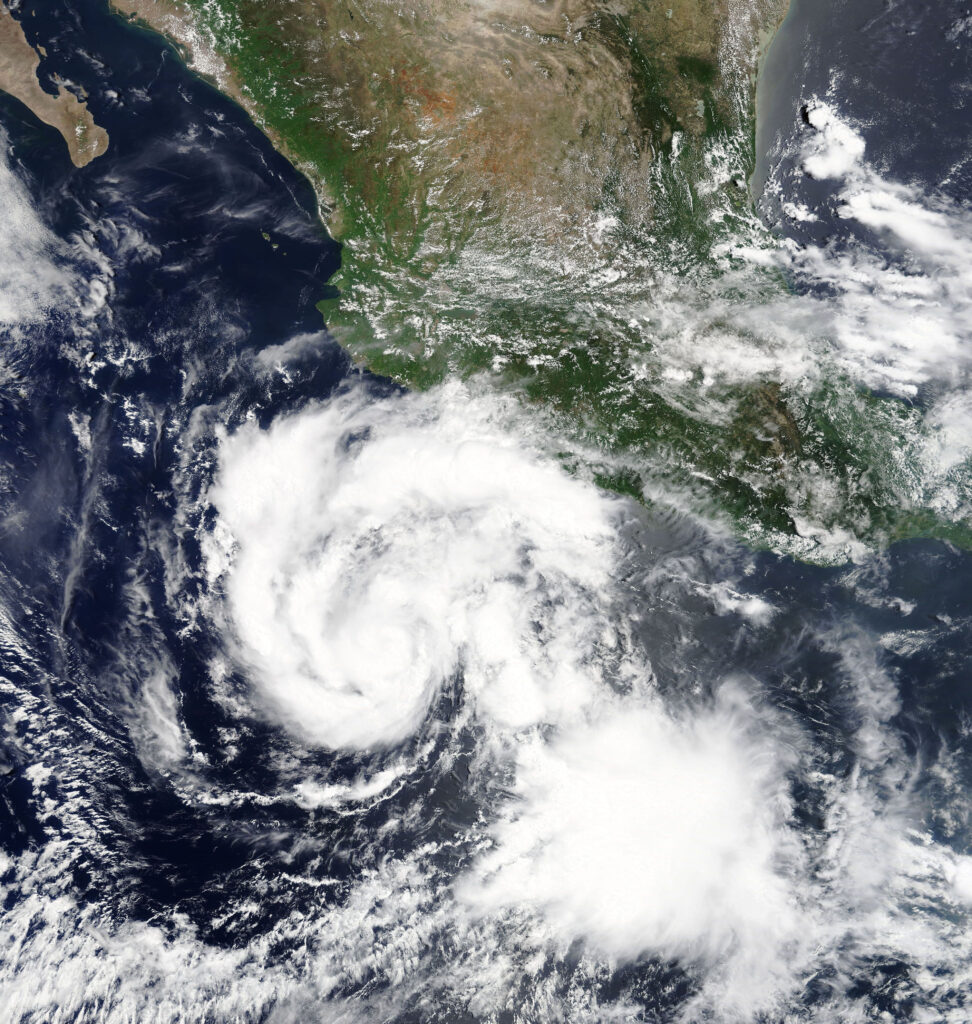 Vista satelital de un huracán sobre el océano