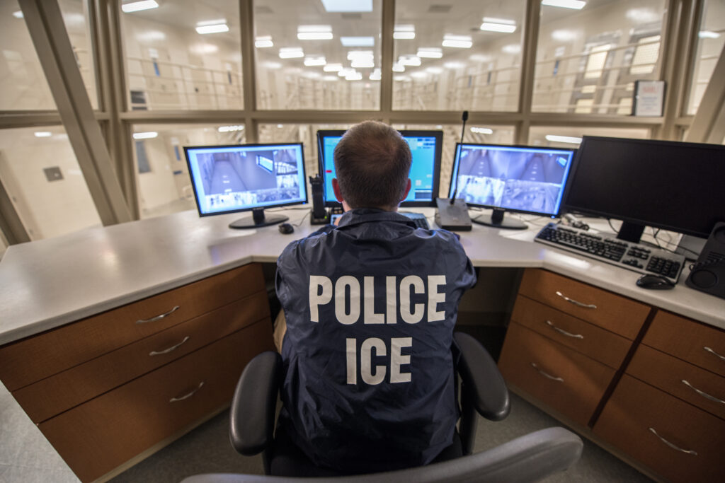 Oficial de ICE en un centro de detención de inmigrantes en Buffalo, Nueva York