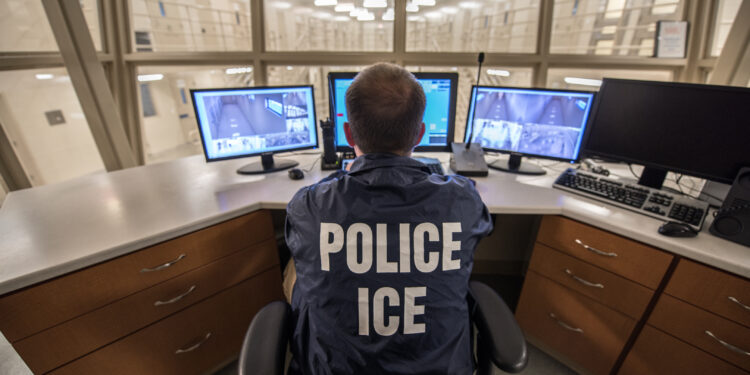 Oficial de ICE en un centro de detención de inmigrantes en Buffalo, Nueva York