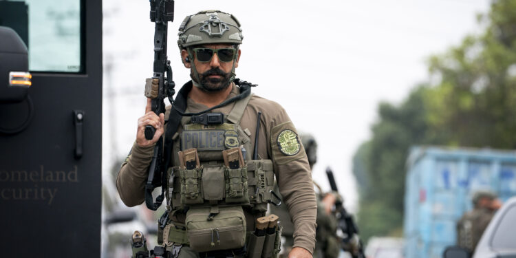 Agentes de las Operaciones de Ejecución y Remoción de ICE en un operativo