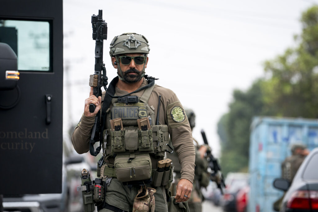 Agentes de Operaciones de Control y Deportación de ICE durante un operativo