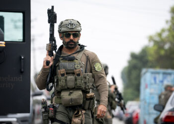 Agentes de Operaciones de Control y Deportación de ICE durante un operativo