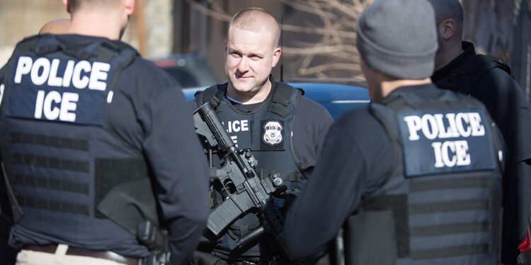 Oficiales de Operaciones de Control y Deportación de ICE en Filadelfia, Pensilvania