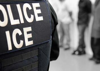 Agentes de inmigración durante un operativo, en referencia a las redadas que afectan a los negocios latinos