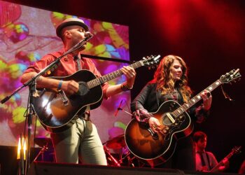 El dúo mexicano Jesse & Joy durante una presentación en vivo