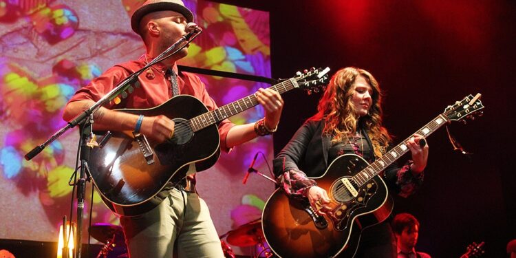 El dúo mexicano Jesse & Joy durante una presentación en vivo