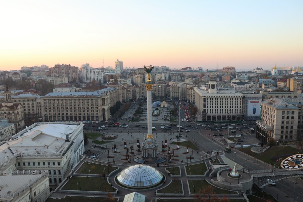 Vista de la Plaza de la Independencia (Maidan) en Kiev, Ucrania