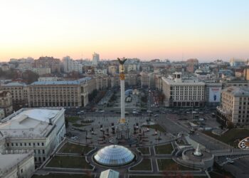 Vista de la Plaza de la Independencia (Maidan) en Kiev, Ucrania