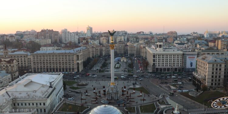 Vista de la Plaza de la Independencia (Maidan) en Kiev, Ucrania